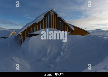 Dyranut Mountain Lodge, il più alto sulla strada R7, nel Hardangervidda, sepolto nella neve durante la stagione invernale. Foto Stock