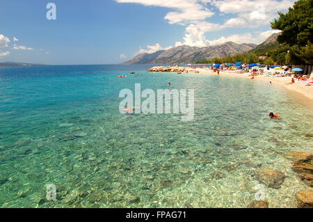 Vista pittoresca su dalmata spiaggia rocciosa a Brist, Croazia Foto Stock