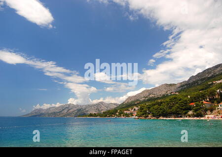 Splendido paesaggio sulla spiaggia di dalmata in Baska Voda, Croazia Foto Stock