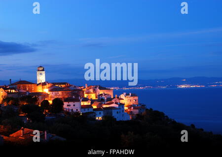 Il pittoresco e moody vista sul villaggio Brsec di notte a Istria in Croazia Foto Stock