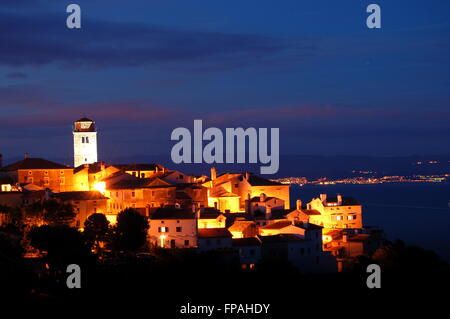 Il pittoresco e moody vista sul villaggio Brsec di notte a Istria in Croazia Foto Stock