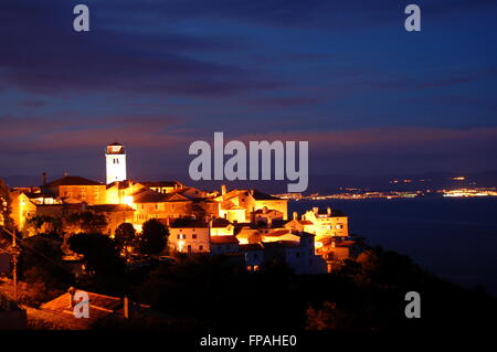 Il pittoresco e moody vista sul villaggio Brsec di notte a Istria in Croazia Foto Stock