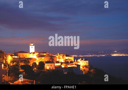 Il pittoresco e moody vista sul villaggio Brsec di notte a Istria in Croazia Foto Stock