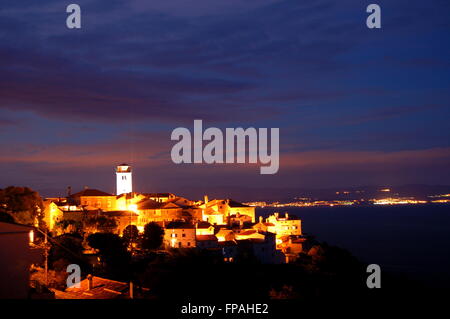 Il pittoresco e moody vista sul villaggio Brsec di notte a Istria in Croazia Foto Stock