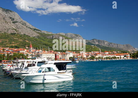 Barche su inquieto mare adriatico a Makarska, Croazia Foto Stock