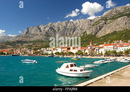 Barche su inquieto mare adriatico a Makarska, Croazia Foto Stock