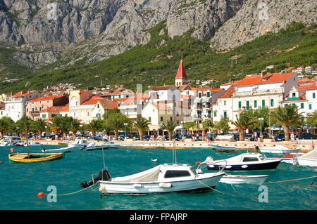 Barche su inquieto mare adriatico a Makarska, Croazia Foto Stock