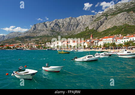 Barche su inquieto mare adriatico a Makarska, Croazia Foto Stock