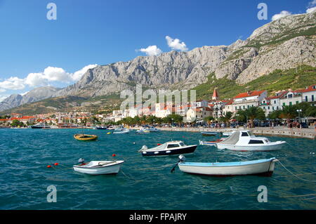 Barche su inquieto mare adriatico a Makarska, Croazia Foto Stock