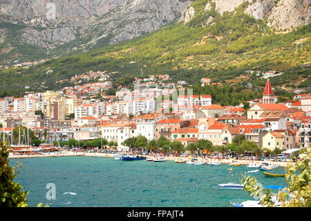 Barche su inquieto mare adriatico a Makarska, Croazia Foto Stock