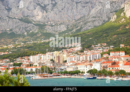 Barche su inquieto mare adriatico a Makarska, Croazia Foto Stock