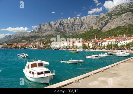 Barche su inquieto mare adriatico a Makarska, Croazia Foto Stock