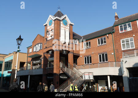 Torre dell'orologio sopra la libreria Waterstones in Orchard Square, nel centro di Sheffield, Inghilterra, Regno Unito, edifici al dettaglio Foto Stock