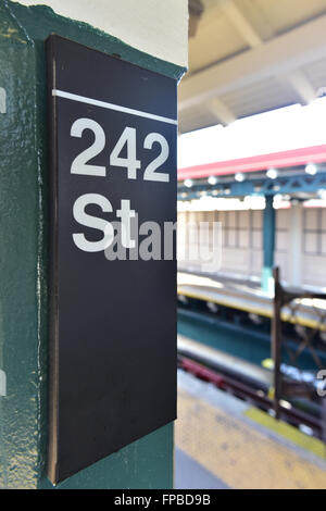 MTA 242 Street Station Van Cortlandt Park di New York City metropolitana sistema. È il capolinea del treno 1 linea di Bron Foto Stock