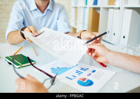 Business Partner per la firma del contratto Foto Stock