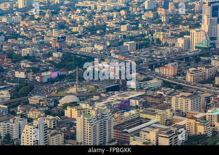 Bangkok skyline della città alla vittoria monumen, Thailandia Foto Stock