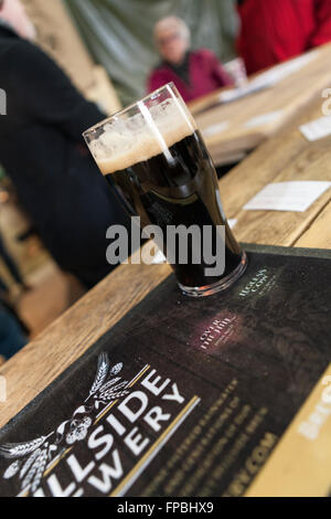 Un corso di produzione di birra presso la fabbrica di birra Hillside, Gloucestershire, birreria artigianale di birra, Regno Unito. Foto Stock