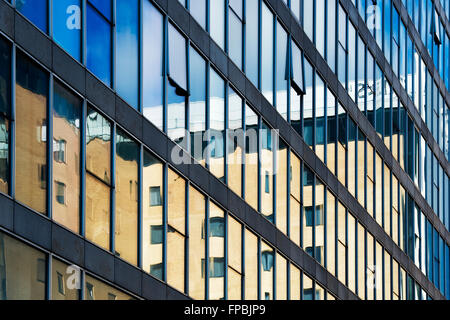 Milton Keynes blocco ufficio finestre di vetro astratta. Milton Keynes, Buckinghamshire, Inghilterra Foto Stock