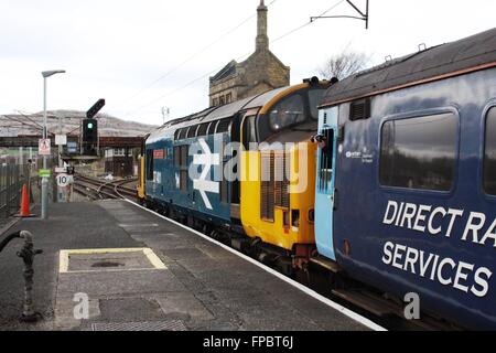 Classe 37, la Regina Maria di Scozia, bolina locomotiva del treno passeggeri lasciando Carnforth stazione ferroviaria mercoledì 16 marzo 2016 Foto Stock