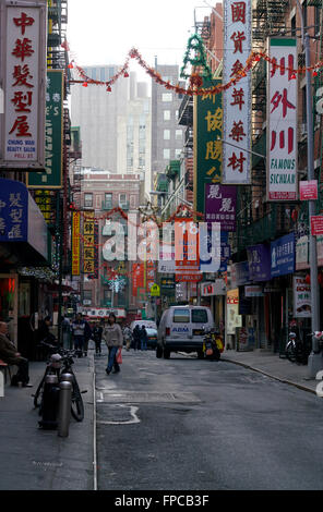 La vista di Mott street, la strada principale di Chinatown di Manhattan dal Canal Street. La città di New York, Stati Uniti d'America Foto Stock