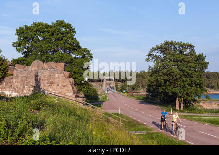 BOMARSUND, ALAND IL 26 GIUGNO 2013. Vista di una fortezza in rovina. Un xix secolo fortezza. Unidentified giovane. Uso editoriale. Foto Stock