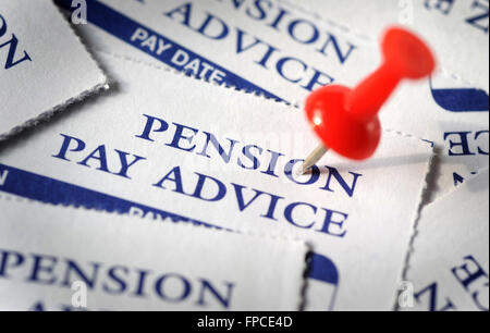 PENSION prestare consulenza scivola con PIN RI AZIENDA PENSIONI REDDITO DELLO STATO OAP PENSIONAMENTO POT SALARI PIANIFICAZIONE PREVIDENZA SOCIALE DENARO REGNO UNITO Foto Stock