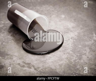 Olio greggio spill su sfondo di metallo Foto Stock