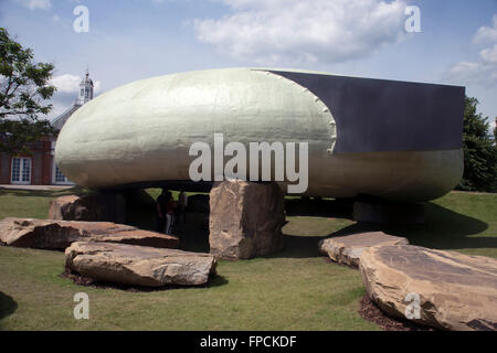 Il Serpentine Pavilion progettato dall'architetto cileno Smiljan Radic a Kensington Gardens, Londra Foto Stock