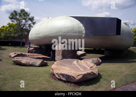 Il Serpentine Pavilion progettato dall'architetto cileno Smiljan Radic a Kensington Gardens, Londra Foto Stock
