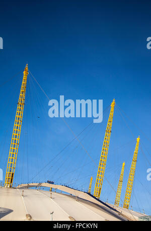 Una vista esterna del Skywalk sul tetto dell'O2 Arena di Londra, originariamente il Millennium Dome. Foto Stock