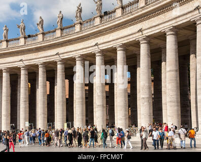 Una vista esterna della Basilica di San Pietro Chiesa in Vaticano, Roma, Italia Foto Stock