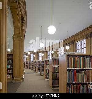 Una vista interna di un edificio grande e moderno, la Biblioteca centrale di Manchester. Foto Stock