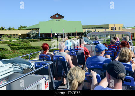 Cayo Coco, Cuba, 16 gennaio 2016 - persone su un bus turistico nel parco del hotel Tryp Coco su Cayo Coco, Cuba Foto Stock