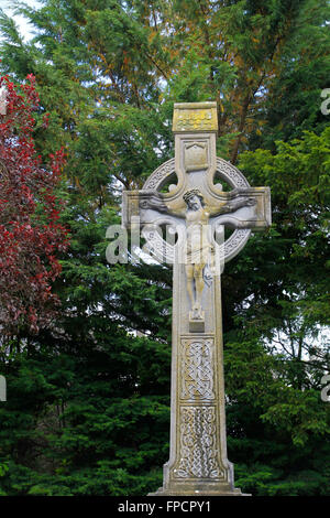 Croce celtica in Irlanda, con Cristo crocifisso Foto Stock