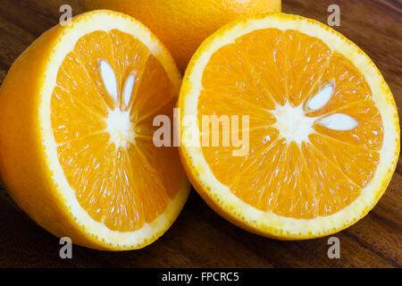 Frutta di arancia tagliati a metà Foto Stock