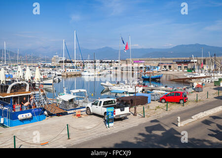 Ajaccio, Francia - 29 Giugno 2015: porto di Ajaccio, la capitale della Corsica, isola francese nel Mar Mediterraneo. Mattinata estiva Foto Stock