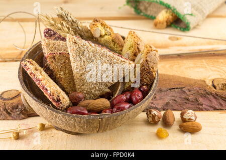 I cookie di integrale con le mandorle e la rosa canina è servita in un guscio di noce di cocco Foto Stock