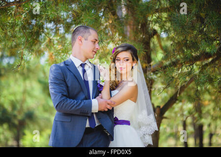 Sposa e lo sposo abbracciando Foto Stock