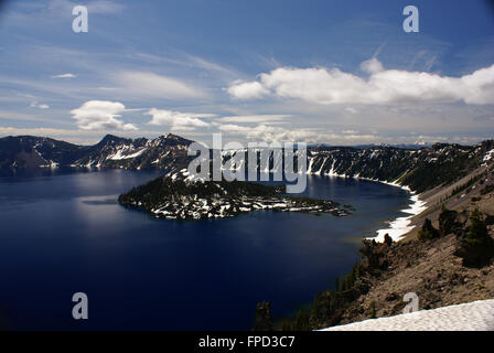 Il cratere del lago, Lago Caldera in Oregon state, formata intorno a 7700 anni fa, dal collasso vulcanico, due isole con alberi Foto Stock