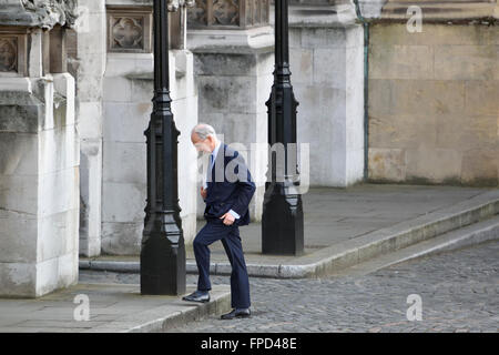 Sir Henry Bellingham MP (conservatore: Nord Ovest Norfolk) attraversando a piedi il Palazzo Nuovo Cantiere entro le Case del Parlamento Foto Stock