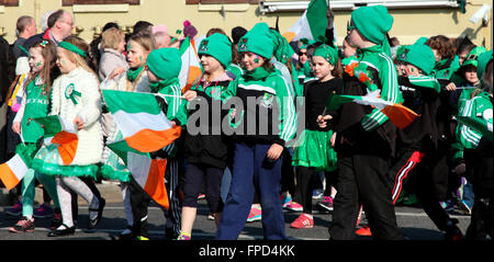 Carrick Aces, i bambini della scuola elementare in Carrickmacross il giorno di San Patrizio Parade Foto Stock