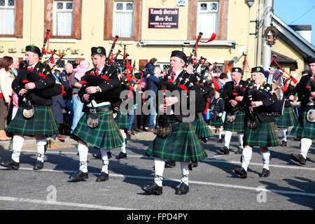 Pipe Band in Carrickmacross il giorno di San Patrizio Parade Foto Stock