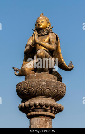 Il Nepal, Patan Durbar Square. Statua di Garuda, mani in Namaste gesto di saluto. La statua è sopravvissuto al terremoto del 2015. Foto Stock