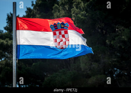 Il croato bandiera nazionale su Sipan, una delle isole Elafiti, vicino a Dubrovnik, Croazia. Foto Stock