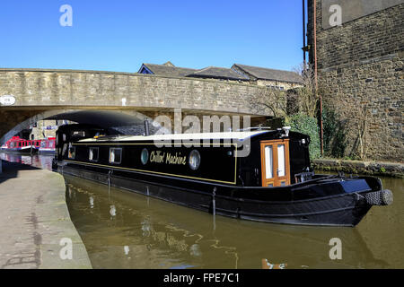 Una stretta-barca facendo strada lungo il canale Leeds-Liverpool a Skipton in West Yorkshire Foto Stock