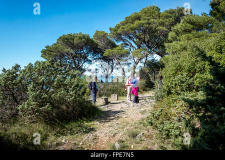 Gli escursionisti su Sipan, una delle isole Elafiti, vicino a Dubrovnik, Croazia. Foto Stock
