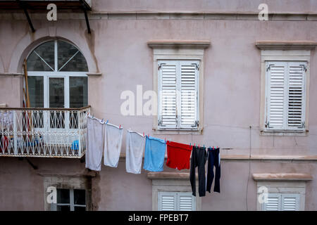 Il lavaggio appeso su una linea nella città vecchia di Dubrovnik, Croazia. Foto Stock