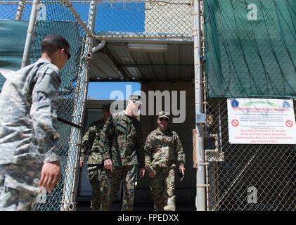 U.S Joint Chiefs Presidente Generale Joseph Dunford, sinistra, tours la baia di Guantanamo il campo di detenzione Marzo 9, 2016 nella Baia di Guantánamo, a Cuba. Foto Stock