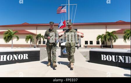 U.S Joint Chiefs Presidente Generale Joseph Dunford, sinistra, tours la baia di Guantanamo il campo di detenzione Marzo 9, 2016 nella Baia di Guantánamo, a Cuba. Foto Stock