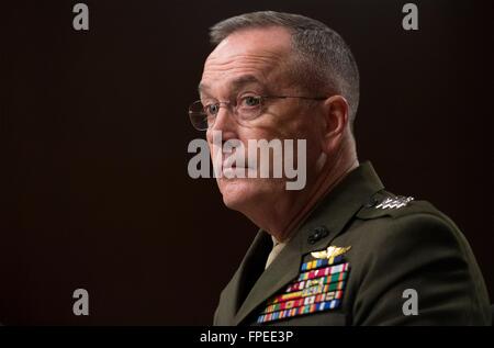 U.S Joint Chiefs Presidente Generale Joseph Dunford testimonia prima che il Comitato delle Forze Armate del Senato nel dipartimento del bilancio della difesa sulla Capitol Hill Marzo 17, 2016 a Washington, DC. Dunford e Segretario Ash Carter testimoniato sulla difesa delle richieste di autorizzazione per l'anno fiscale 2017. Foto Stock